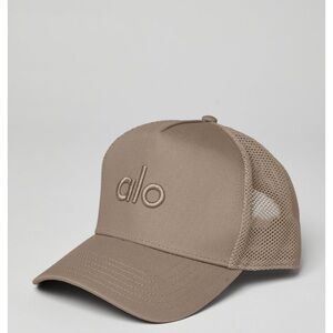 ALO Yoga Gravel Trucker hat